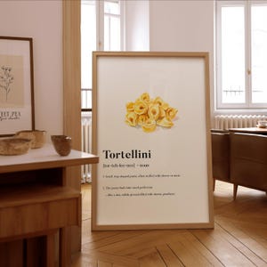 Può includere: Una stampa d'arte stampabile con un'illustrazione ad acquerello di tortellini. La stampa include la parola "Tortellini" e la sua pronuncia, seguita da una definizione della pasta.