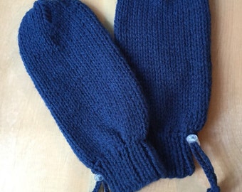 Könnte beinhalten: Ein Paar blaue Strickhandschuhe mit Kordelzug und einem Knopf an jedem Handschuh.