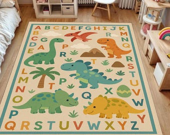 Puede incluir: Una alfombra rectangular beige con un borde azul que presenta coloridos dinosaurios de dibujos animados y el alfabeto. Los dinosaurios son verdes, naranjas y amarillos. Las letras son de varios colores. La alfombra está diseñada para una habitación infantil.
