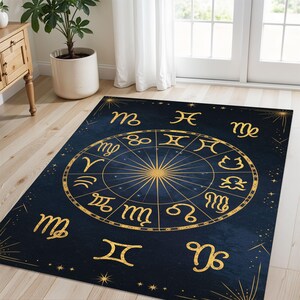 Alfombra del zodíaco celestial con signos astrológicos dorados sobre azul medianoche, alfombra mística con mapa estelar para decoración espiritual, arte de suelo inspirado en el horóscopo.