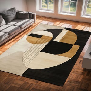 Può includere: Tappeto geometrico con motivi neri, beige e marroni. Il tappeto presenta un design moderno con forme astratte, tra cui cerchi, rettangoli e linee. È posizionato su un pavimento in legno.