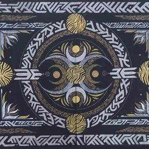 Peut inclure: Œuvre d'art géométrique abstraite sur fond noir. Le motif présente des motifs dorés, argentés et blancs, notamment des cercles, des croissants et des lignes complexes. L'œuvre a une composition symétrique.