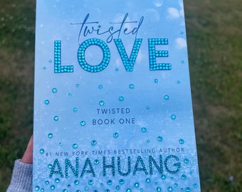 Puede incluir: Portada del libro "Twisted Love" de Ana Huang. La portada presenta un fondo azul claro con el título en letras turquesas brillantes. El nombre del autor está en la parte inferior. El libro es parte de la serie "Twisted".