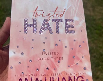 以下が含まれることがあります： ピンク色の本の表紙で、タイトルは「Twisted Hate」で、キラキラ光る紫色の文字で書かれています。表紙には、著者名であるアナ・フアンと「He hates her...almost as much as he wants her」というフレーズが記載されています。この本は「Twisted」シリーズの一部です。