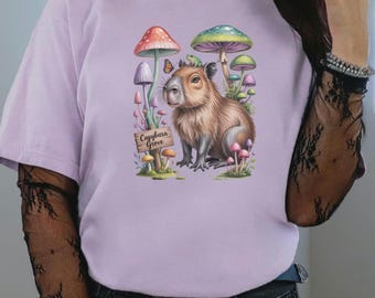 Camiseta Capybara Grove: Arte pastel de un bosque de hongos caprichoso