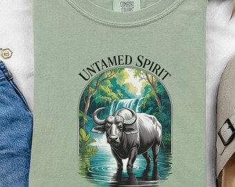 Camiseta de búfalo de agua: Espíritu indomable, arte de la selva en acuarela