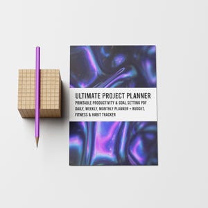 Peut inclure: Un planificateur de projet imprimable avec une couverture holographique présentant un motif tourbillonnant de bleu, de violet et de rose. Le texte sur la couverture indique "Ultimate Project Planner Printable Productivity & Goal Setting PDF Daily, Weekly, Monthly Planner - Budget, Fitness & Habit Tracker".