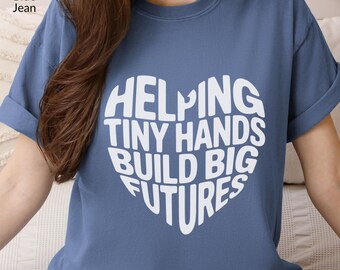 レトロな先生シャツ、コンフォートカラーズ®先生シャツ、小学校の先生へのギフト、初めての先生Tシャツ、幼稚園の先生、先生時代シャツ