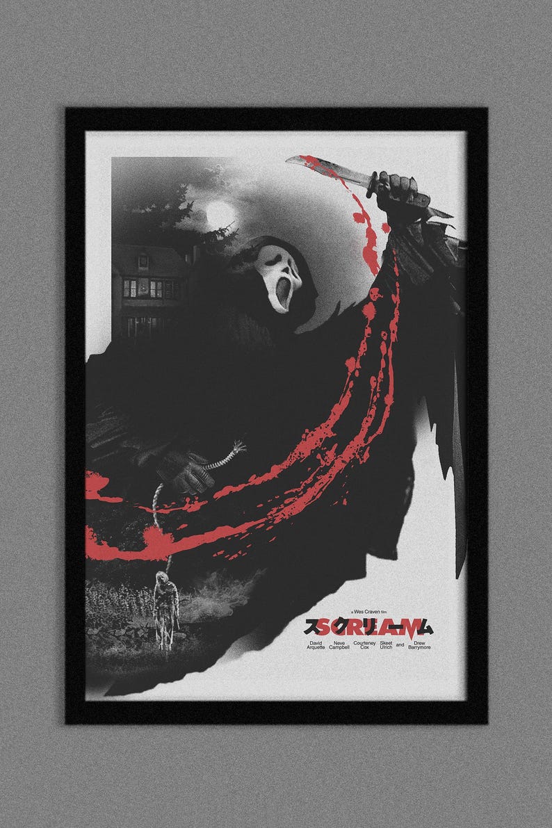Puede incluir: Un p&oacute;ster en blanco y negro con un dise&ntilde;o de salpicaduras rojas. El p&oacute;ster presenta una figura enmascarada sosteniendo un cuchillo y el texto "SCREAM". El p&oacute;ster tambi&eacute;n incluye los nombres de los actores de la pel&iacute;cula, incluidos David Arquette, Neve Campbell, Courteney Cox, Skeet Ulrich y Drew Barrymore.