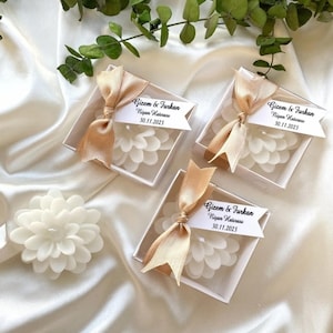 Velas de boda personalizadas: regalo floral para despedida de soltera