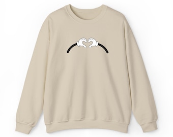 Felpa girocollo con cuore ricamato e mani – Pullover unisex minimalista, regalo accogliente per amore e connessione