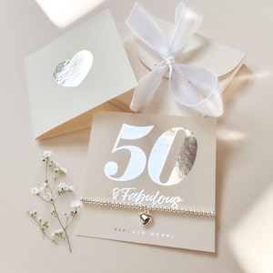 Bracelet cadeau 50e anniversaire pour elle | Bracelet à breloques coeur en argent et plaqué or | Comprend un emballage cadeau et une carte personnalisable