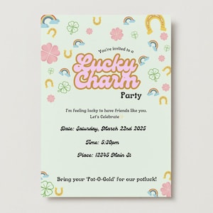 Puede incluir: Una tarjeta de invitación verde y blanca con una invitación de fiesta "Lucky Charm" rosa y dorada. La invitación incluye la fecha, la hora y el lugar de la fiesta. La tarjeta está decorada con tréboles, herraduras y arcoíris.