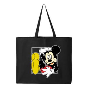 Puede incluir: Una taza de cer&aacute;mica blanca con un asa negra y el texto "But First, Coffee" en negrita negra. La taza se encuentra sobre un fondo borroso, sugiriendo un ambiente acogedor.