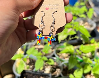 Pendientes hechos a mano para concienciar sobre el autismo y promover la aceptación.