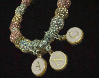 Pulsera con diseño inicial personalizado