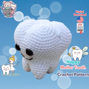 Puede incluir: Un molar de ganchillo blanco con ojos negros y una boca sonriente. La imagen incluye el texto "Happy Mollar Tooth Crochet Pattern" y un diente de dibujos animados con una corona y alas. El fondo es azul claro.