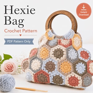 Op de afbeelding: Een gehaakte tas gemaakt van veelkleurige zeshoekige motieven in bruin-, geel-, blauw- en crèmetinten, voorzien van twee ronde houten handvatten. De tekst luidt Hexie Bag Crochet Pattern en PDF Pattern Only met een Instant Download icoon.