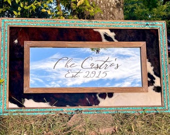 Specchio in pelle di mucca con cornice in cristallo turchese, doppio intarsio, cornice esterna personalizzata con nome, specchio western, regalo di nozze in pelle di mucca, arredamento da fattoria