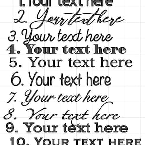 Pu&ograve; includere: Uno sfondo bianco con un motivo a griglia presenta dieci righe di testo nero. Ogni riga inizia con un numero seguito dalla frase "Your text here", con vari stili di carattere. L'ultima riga recita "YOUR TEXT HERE".