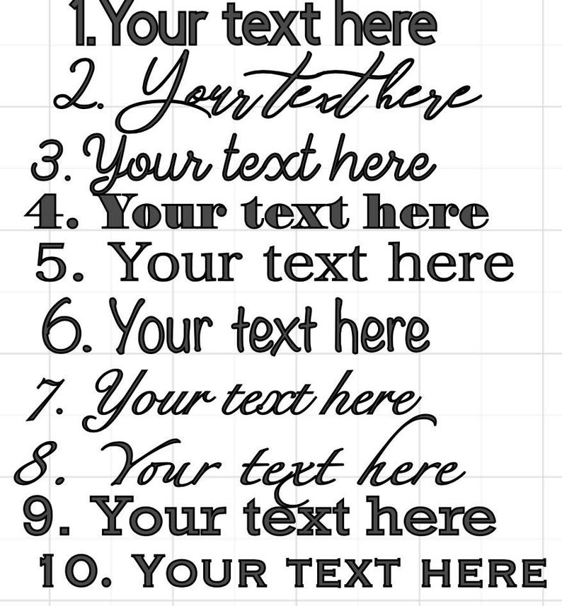 Pu&ograve; includere: Uno sfondo bianco con un motivo a griglia presenta dieci righe di testo nero. Ogni riga inizia con un numero seguito dalla frase "Your text here", con vari stili di carattere. L'ultima riga recita "YOUR TEXT HERE".