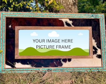 Cornice portafoto western con intarsio in pietra turchese sulla cornice esterna realizzata in vera pelle di mucca. Decorazione da fattoria western, regalo di nozze, decorazione da fattoria.