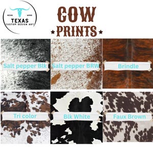 Pu&ograve; includere: Immagine che mostra vari modelli di pelle di mucca, tra cui sale e pepe, tigrato, tricolore, bianco e nero e marrone finto. Il testo "COW PRINTS" &egrave; visualizzato sopra i modelli, con il logo Texas Custom Design Art nell'angolo in alto a sinistra.