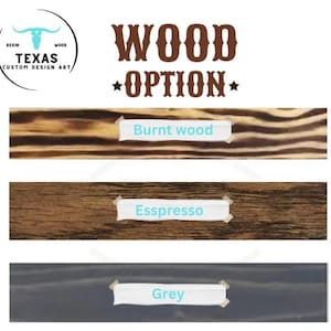 Pu&ograve; includere: Immagine che mostra le opzioni di legno: "Burnt wood", "Espresso" e "Grey". Il testo "WOOD OPTION" &egrave; visualizzato sopra i campioni. Un logo di "Texas Custom Design Art" con una silhouette di longhorn &egrave; in alto a sinistra.