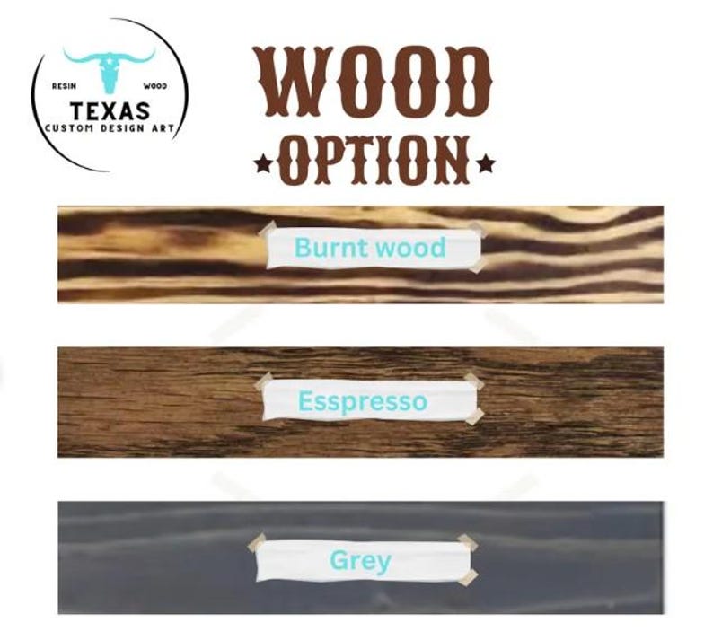 Pu&ograve; includere: Immagine che mostra le opzioni di legno: "Burnt wood", "Espresso" e "Grey". Il testo "WOOD OPTION" &egrave; visualizzato sopra i campioni. Un logo di "Texas Custom Design Art" con una silhouette di longhorn &egrave; in alto a sinistra.