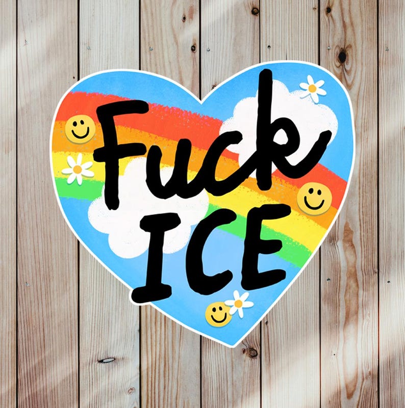 Puede incluir: Una pegatina en forma de coraz&oacute;n con fondo azul, un arco&iacute;ris y las palabras "Fuck ICE" en negro. El dise&ntilde;o incluye nubes blancas, margaritas y caras sonrientes.