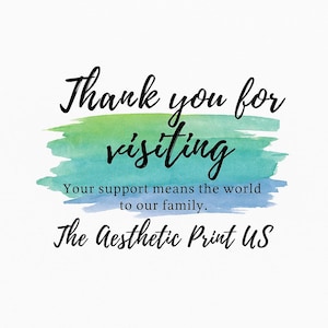 Pu&ograve; includere: Uno sfondo bianco con la scritta "Thank you for visiting" in un carattere scritto a mano. Sotto, un lavaggio ad acquerello nelle tonalit&agrave; del verde e del blu. Sono inclusi anche i testi "Your support means the world to our family" e "The Aesthetic Print US".