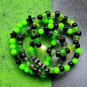Set di braccialetti gotici Kandi 'Creep' neri e verdi - Beaded Stack