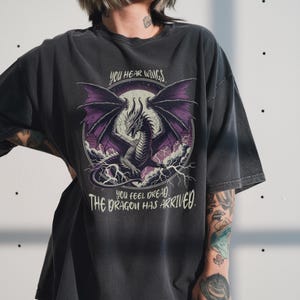DnD Drache Shirt Dungeonmaster Geschenk, Fantasy Shirt für Tabletop Spiele, Fantasy Pullover Würfel Shirt Drache