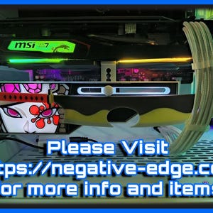 Może przedstawiać: Wnętrze obudowy komputera z kartą graficzną z logo MSI i niestandardowym projektem z ilustracją postaci. Widoczny jest tekst "Please Visit https://negative-edge.com for more info and items".