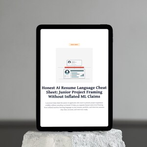 Può includere: Un tablet che mostra un documento intitolato Honest AI Resume Language Cheat Sheet: Junior Project Framing Without Inflated ML Claims. Lo schermo presenta un grafico con due riquadri rettangolari collegati da una linea, icone di profilo e testo.