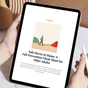 以下が含まれることがあります： Safe Moves at Home: A Fall-Prevention Cheat Sheet for Older Adultsというタイトルのドキュメントを表示するデジタルタブレット。画面には、緑の丘と赤い三角形の形の近くで黄色いブロックの上を歩く人のグラフィックが表示されています。