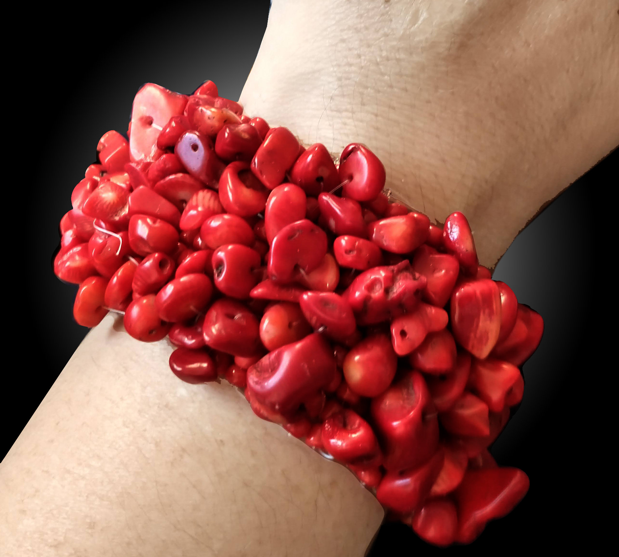 Vintage Beautiful red Stretch plastic Bracelet 1”W Beads Good condition