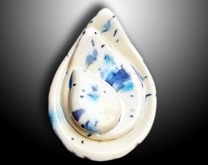 Transference in blue and white ceramic ring