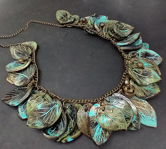 Old gold leaves necklace