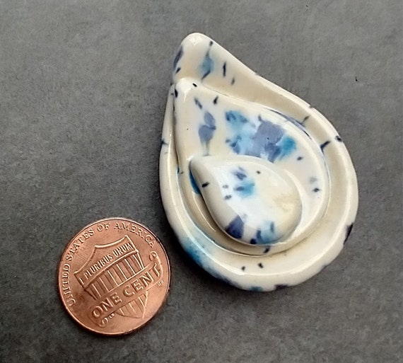 Transference in blue ceramic ring