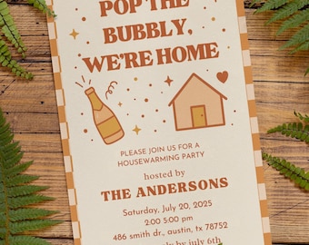 Może przedstawiać: Zaproszenie na parapetówkę z napisem "Pop the Bubbly, We're Home". Zaproszenie zawiera ilustrację butelki szampana, grafikę domu i szczegóły wydarzenia. Zaproszenie jest obramowane jasnopomarańczowym wzorem.