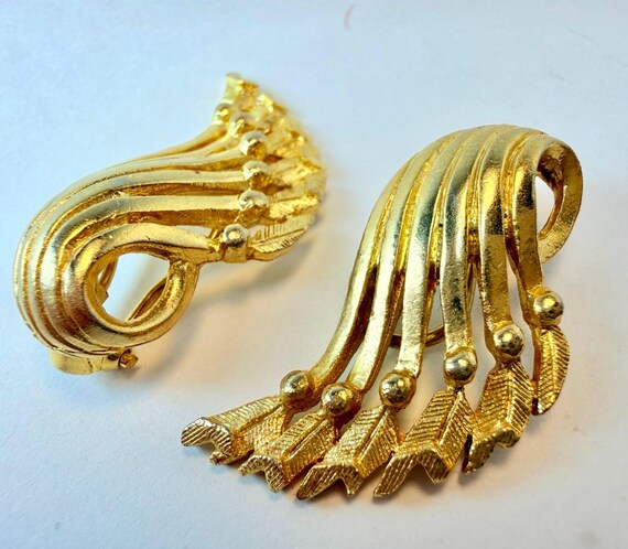 Vintage Gold Tone Feather Arrow Clip Earrings