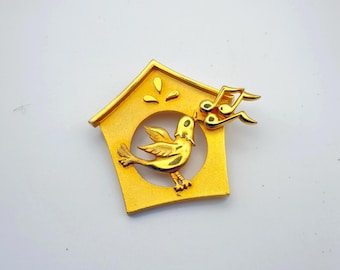 Vintage 1980s CASUAL CORNER Birdhouse Brooch – Gold Tone Singing Bird with Musical Notes Pin