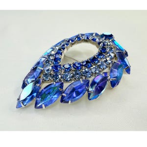 Vintage 1964 Sarah Coventry Blue Lagoon Brooch by D&E Juliana Book Piece