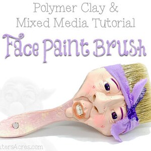 Puede incluir: Un pincel de pintura facial caprichoso con un diseño de rostro pintado. El pincel presenta un mango rosa claro, una cara con ojos morados y una bandana morada. El texto "Face Paint Brush" se muestra en escritura morada.