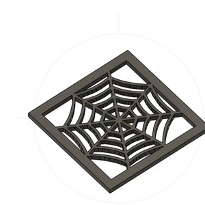以下が含まれることがあります： ダークグレーの正方形の装飾品で、切り抜かれたクモの巣模様が特徴です。中心点から放射状に伸びる線が同心円状の弧で結ばれたデザインで、全体が平らな縁を持つ頑丈な正方形のフレームの中に収められています。