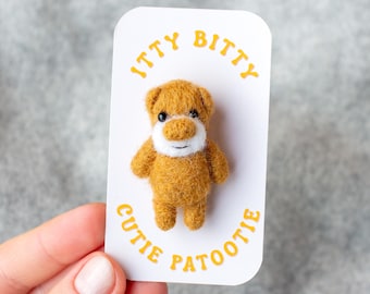 Broche de osito de peluche en miniatura de fieltro: broche de osito único hecho con aguja de fieltro.