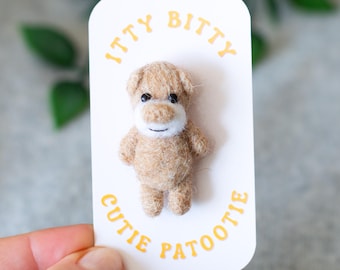 Broche de oso de recuerdo de boda - Pin de oso de peluche marrón claro de fieltro - Babyshower para él y para ella
