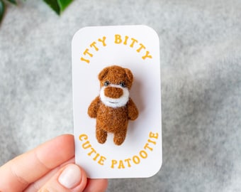 Broche de osito de peluche en miniatura de fieltro: broche de osito único hecho con aguja de fieltro.