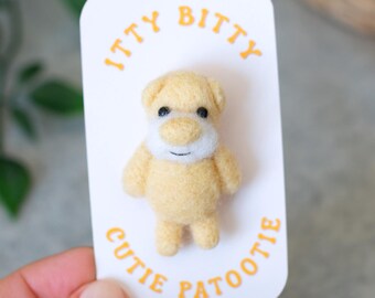 Broche de oso amarillo mantequilla - Pin de osito de peluche de fieltro con aguja - Recuerdo de boda personalizado